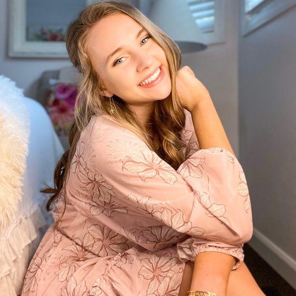 Meet Your Posher!! - Picture 4 of 4